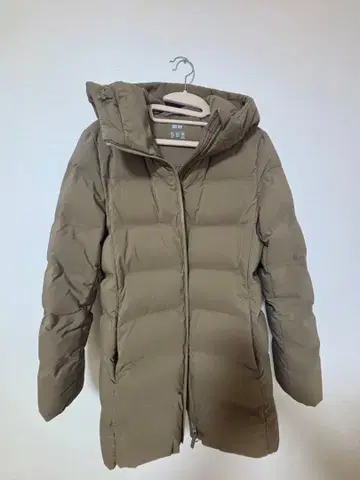 카키색 후드 부착 롱 다운 자켓