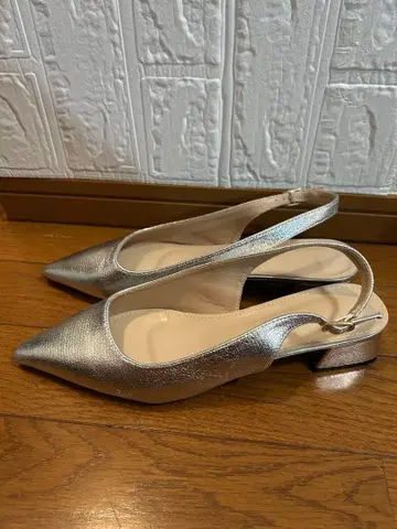 실버 스틸레토 스트랩 펌프스