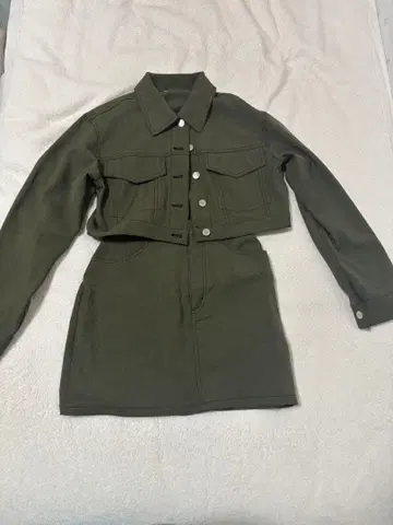 올리브 그린 셋업 자켓과 스커트