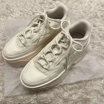 PUMA 통굽 스니커즈 카르멘