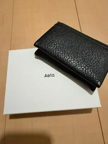 Aeta 블랙 가죽 이단 접이식 미니 지갑