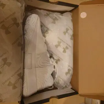 언더아머 화이트 스니커즈