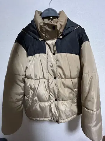 후드 부착 베이지 블랙 다운 자켓