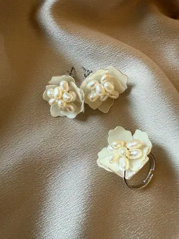 천연 펄을 사용한 플라워 디자인의 핸드메이드 액세서리