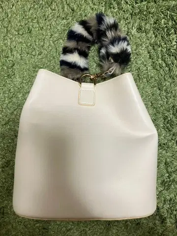 DIANA 퍼 포함 숄더백 화이트
