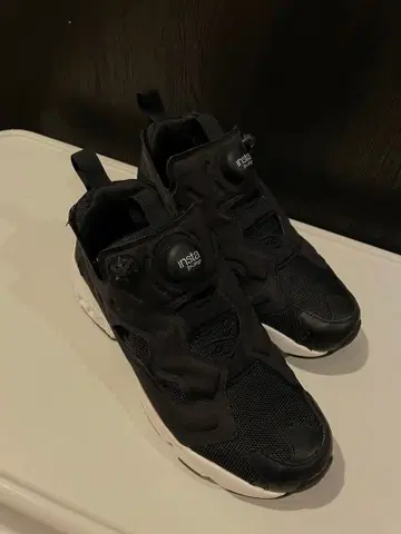 미사용 새상품 Reebok 펌프 퓨리 블랙 스니커즈 23.5cm