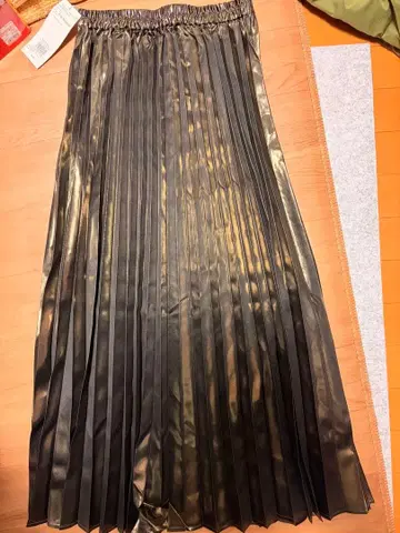메탈릭 블랙 플리츠 스커트 F 사이즈