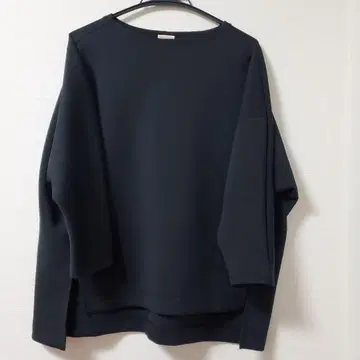 드레 스테리아 블랙 긴팔 상의 슬릿 포함