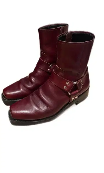 버건디 가죽 스트랩 부츠
