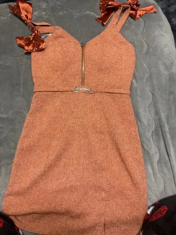 지퍼가 달린 타이트 핏 오렌지 드레스