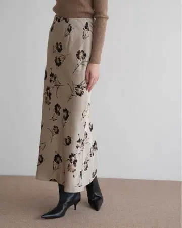 Acka. flower satin skirt size 2