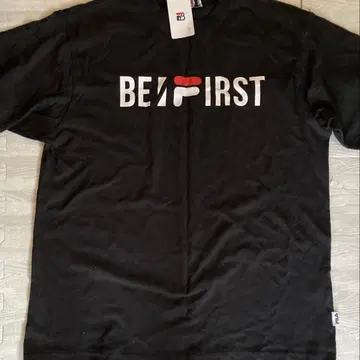 FILA의 BE FIRST 블랙 반팔 티셔츠