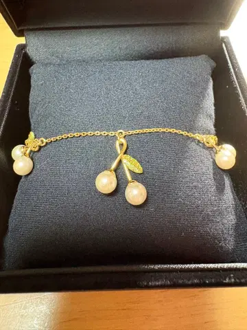 케이트 스페이드 체리 모티브 펄 팔찌