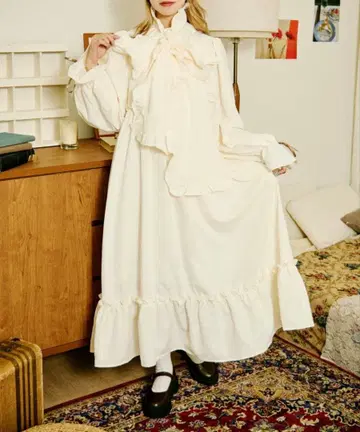 아이보리 프릴 롱 드레스