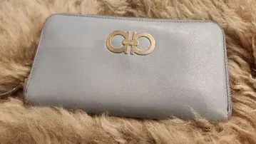 평소 사용에 딱 맞는 페라가모 로고, 지퍼 달린 장지갑.