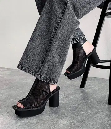 [새상품] PAGEBOY 스터드 볼륨 샌들 블랙