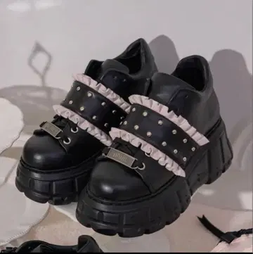 pium 프릴 벨트 볼륨 스니커즈