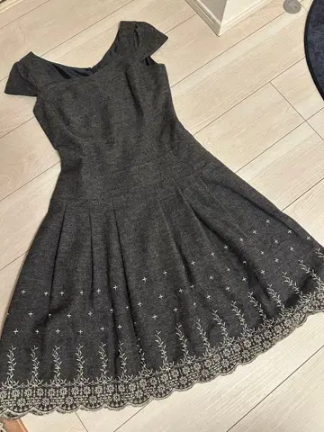 봄 가을 겨울용 IZE 자수 슬리브리스 원피스 사이즈 38 그레이