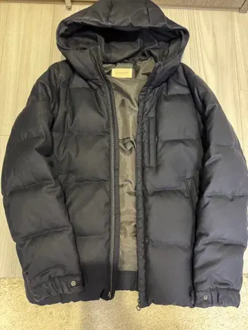 블랙 후드 부착 다운 자켓