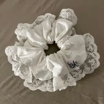 FEKETE 프릴 장식 화이트 스크런치