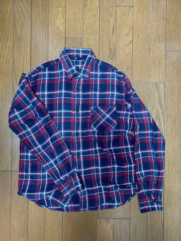 빨간색과 파란색 체크 무늬 긴팔 셔츠