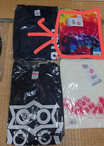 레인보우 컬러의 파치봇 디자인 콜라보 T셔츠