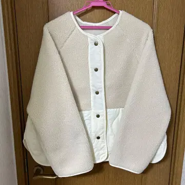 크림색 플리스 보아 자켓 버튼 포함