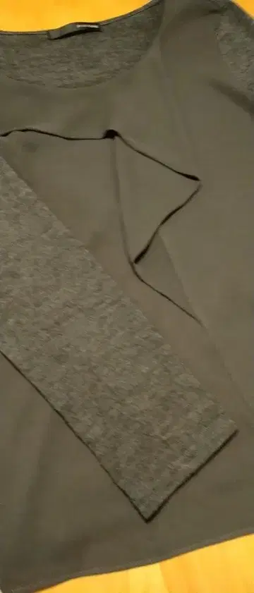 다크 그레이 프릴 디자인 긴팔 상의