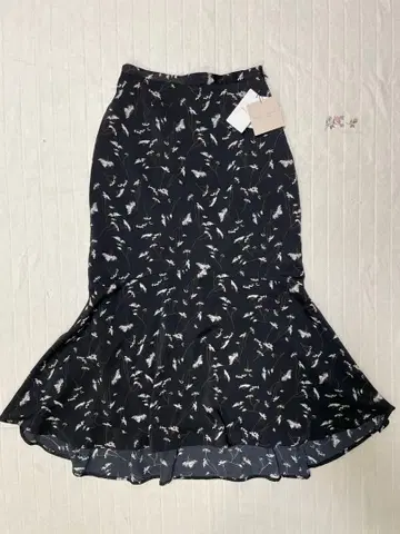 택 포함 새상품 꽃무늬 플레어 스커트 블랙 M 정가 6589엔