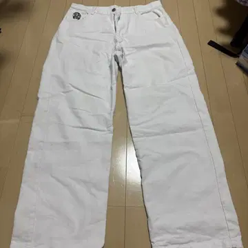 화이트 워크 팬츠 헤드폰 자수