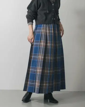 블루 계열 체크 플리츠 스커트