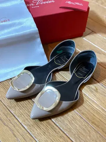 로저 비비에 베이지 플랫슈즈