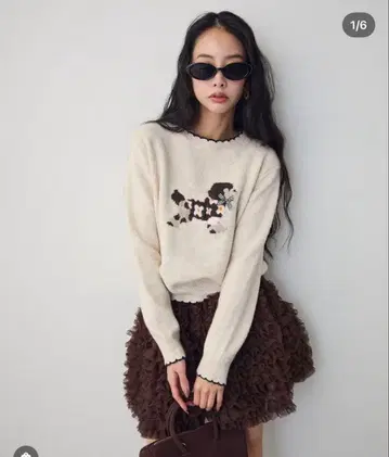 아이보리 자수 니트 스웨터와 브라운 프릴 스커트 세트