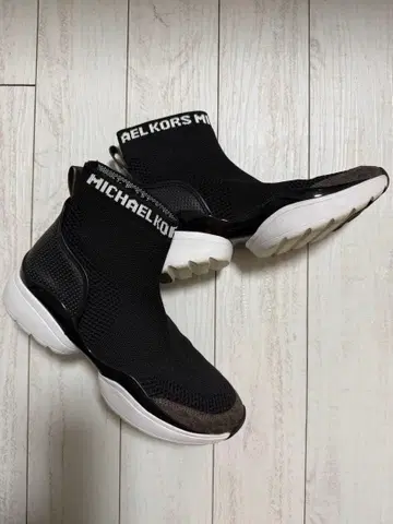 MICHAEL KORS 블랙 스니커즈