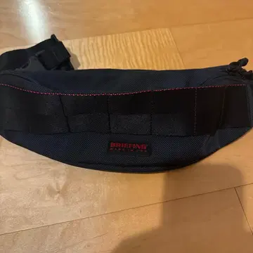 BRIEFING 바디백 블랙 삼각대