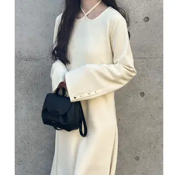 아이보리 플레어 슬리브 롱 드레스