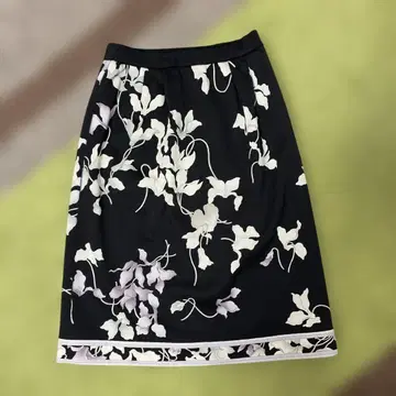 LEONARD 리버서블 꽃무늬 무릎 기장 스커트 블랙