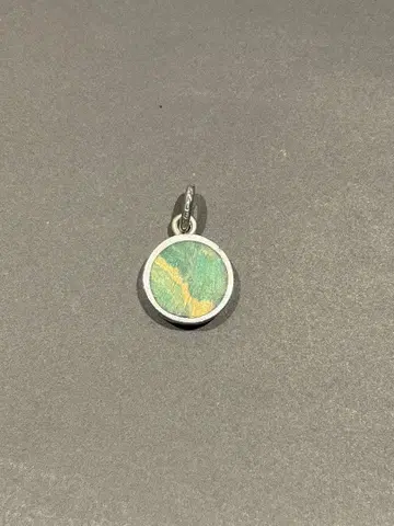 스탠리 게스 라운드 우드 펜던트