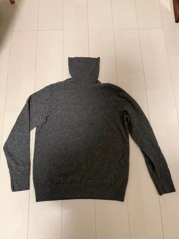 유니클로 캐시미어 터틀넥 스웨터 거의 새상품 남성용 M 사이즈 그레이