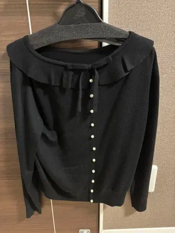 스트로베리 필드 블랙 니트 긴팔 프릴 옷깃