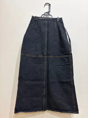 다크 데님 타이트 스커트 슬릿 포함