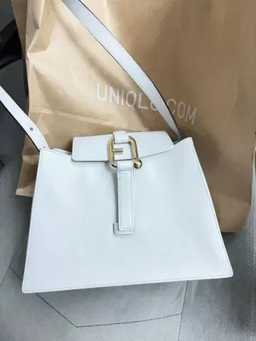 새상품급 FURLA 화이트 숄더백
