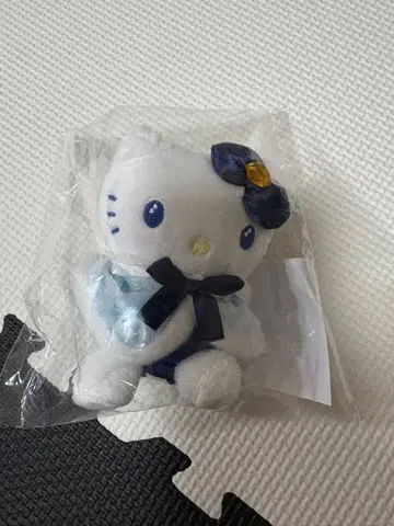 산리오 캐릭터 홀리데이 컬렉션 헬로키티 봉제 인형