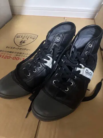 D&G 블랙 가죽 스니커즈 25cm