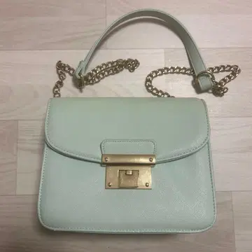 민트 그린 숄더백 체인 스트랩