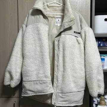 크림색 플리스 자켓