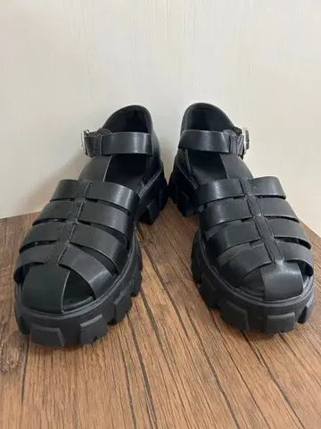 Lui's 통굽 블랙 스트랩 샌들