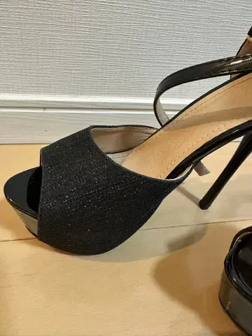 블랙 글리터 오픈토 하이힐