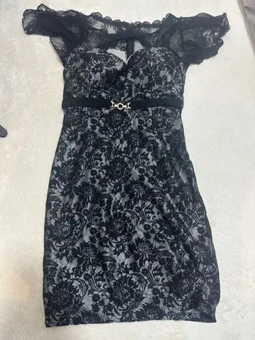 레이스 오프숄더 블랙 타이트 드레스