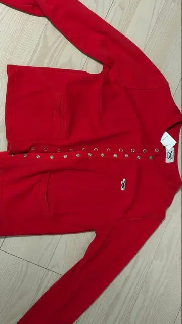 빨간색 가디건 자수 로고 포함